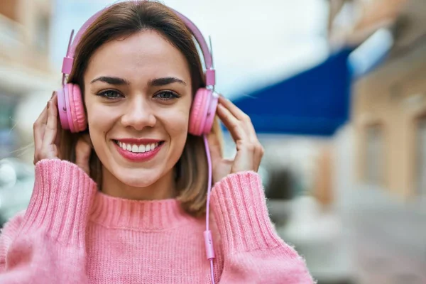 Νεαρό Καυκάσιο Κορίτσι Χαμογελά Χαρούμενος Χρησιμοποιώντας Ακουστικά Στην Πόλη — Φωτογραφία Αρχείου