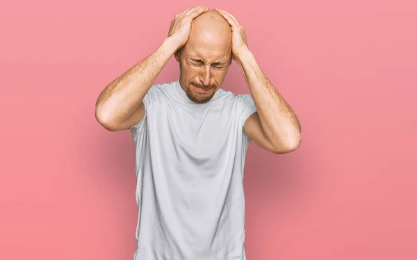 Łysy Mężczyzna Brodą Luźnej Białej Koszuli Cierpiący Ból Głowy Zdesperowany — Zdjęcie stockowe