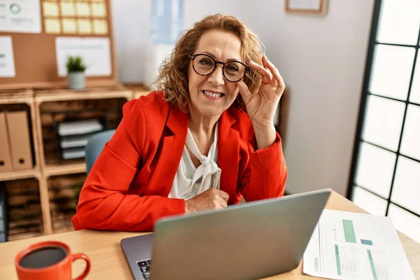 Moyen Âge Caucasien Femme Affaires Utilisant Ordinateur Portable Travaillant Bureau — Photo