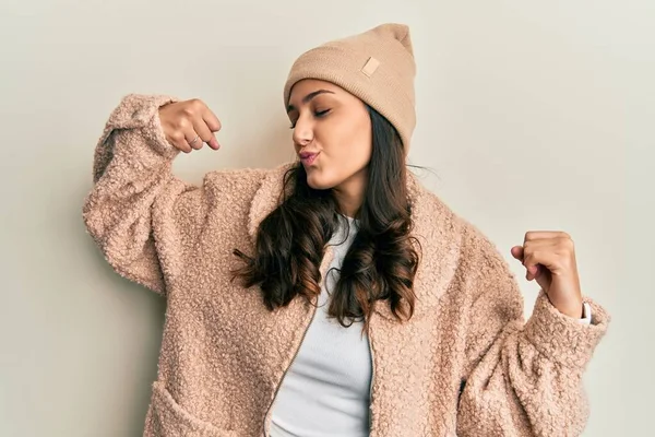 Mulher Hispânica Jovem Vestindo Suéter Chapéu Inverno Mostrando Músculos Braços — Fotografia de Stock