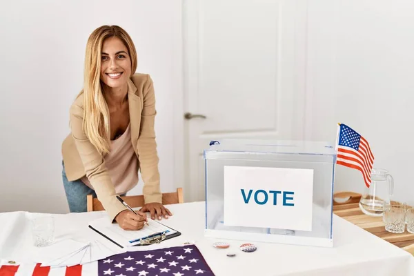 若いアメリカの政党の労働者は 選挙大学で働く幸せ笑顔 — ストック写真