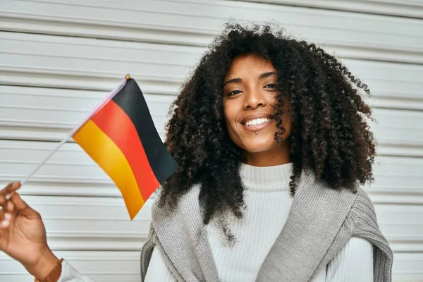 Młoda Afroamerykanka Uśmiecha Się Szczęśliwa Trzymając Flagę Niemiec Mieście — Zdjęcie stockowe
