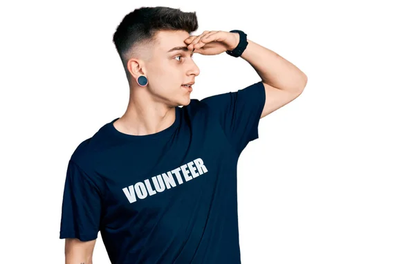 Joven Chico Caucásico Con Dilatación Orejas Usando Camiseta Voluntaria Muy — Foto de Stock