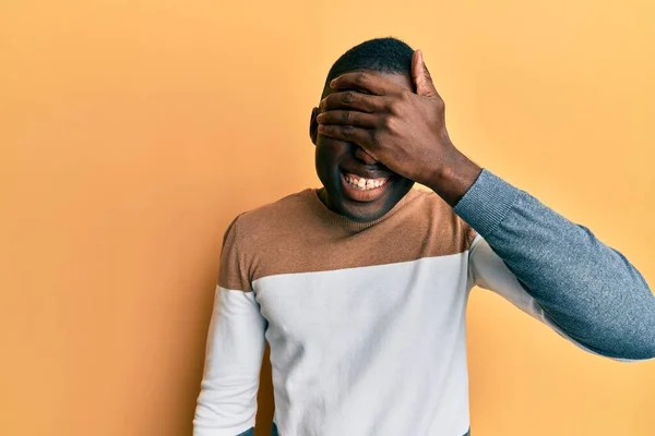 Jovem Afro Americano Vestindo Roupas Casuais Sorrindo Rindo Com Mão — Fotografia de Stock