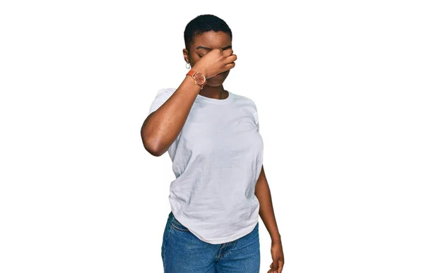 Ung Afrikansk Amerikansk Kvinna Bär Casual Vit Shirt Trött Gnugga — Stockfoto