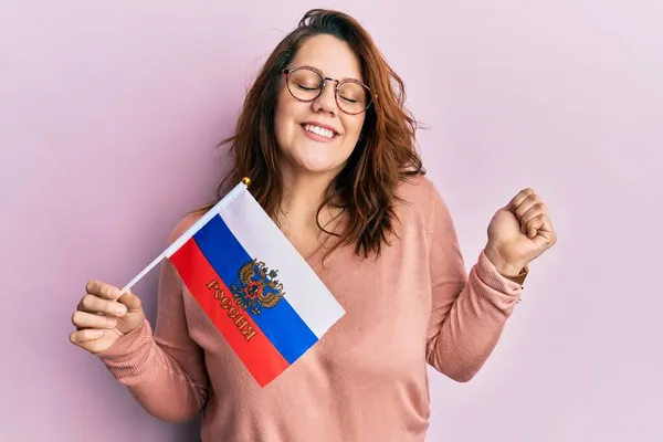 Jonge Blanke Vrouw Die Vlag Van Russische Federatie Vasthoudt Trots — Stockfoto