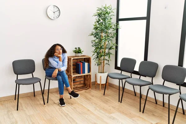 Jonge Latijnse Vrouw Zit Stoel Wachtkamer — Stockfoto