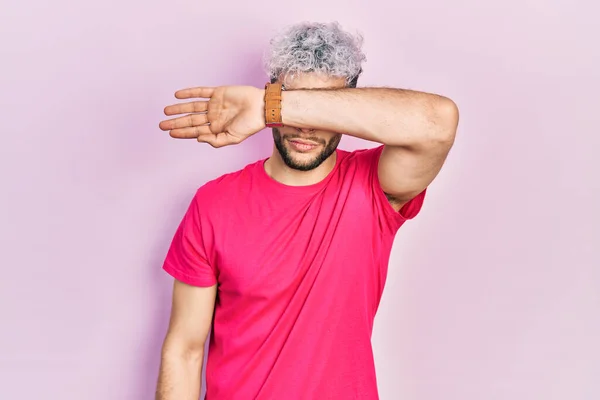 Mladý Hispánec Moderními Obarvenými Vlasy Oblečený Neformálním Růžovém Tričku Zakrývajícím — Stock fotografie