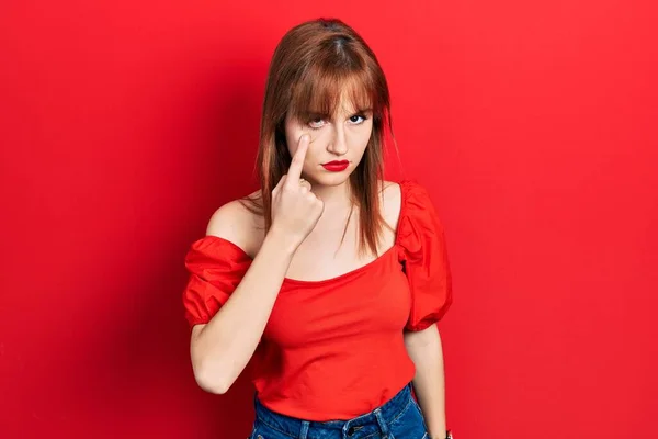 Ruiva Jovem Mulher Vestindo Casual Camiseta Vermelha Apontando Para Olho — Fotografia de Stock