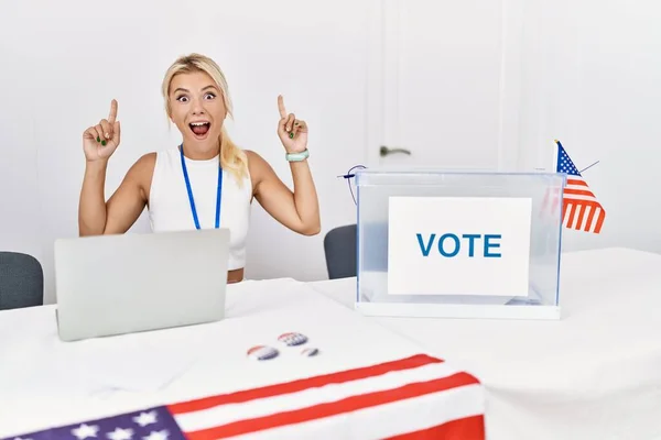 アメリカの政治運動の選挙で若い白人女性は驚いたと驚いて指で指差して腕を上げた — ストック写真