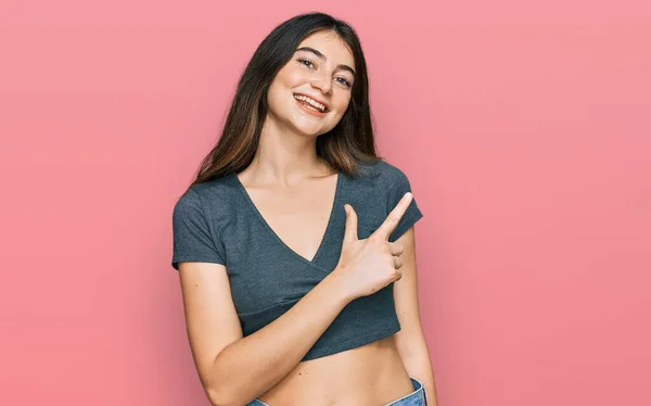 Junge Schöne Teenie Mädchen Tragen Lässige Crop Top Shirt Fröhlich — Stockfoto