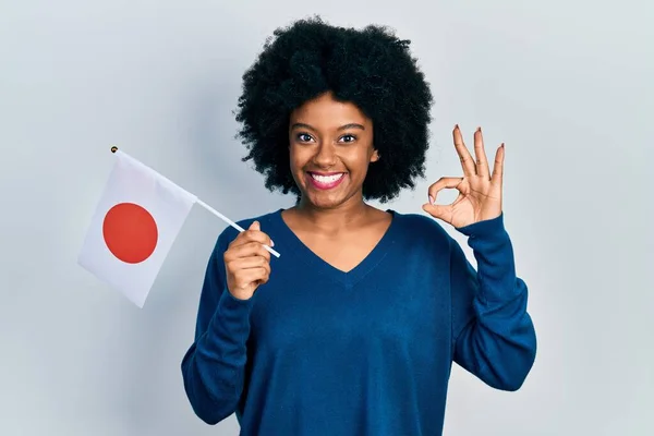 Νεαρή Αφροαμερικανή Γυναίκα Κρατώντας Σημαία Της Ιαπωνίας Κάνει Υπογράψει Δάχτυλα — Φωτογραφία Αρχείου