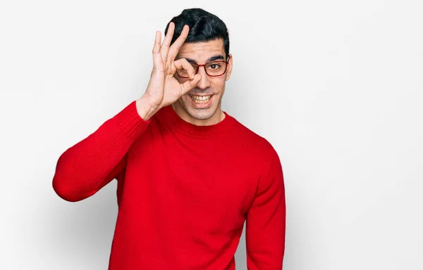 Bonito Homem Hispânico Vestindo Roupas Casuais Óculos Fazendo Gesto Com — Fotografia de Stock