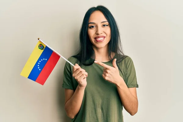 Jong Hispanic Meisje Met Venezuelan Vlag Lachend Gelukkig Wijzend Met — Stockfoto