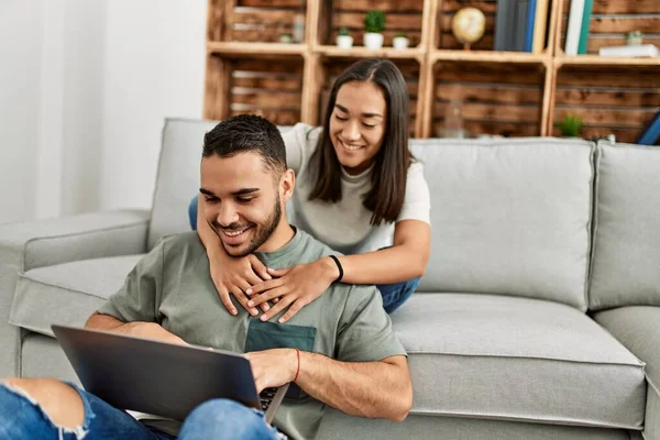 Jong Latijn Paar Glimlachen Gelukkig Met Behulp Van Laptop Thuis — Stockfoto