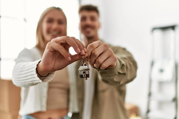Genç Beyaz Çift Gülümsüyor Yeni Evin Anahtarını Tutuyorlar — Stok fotoğraf