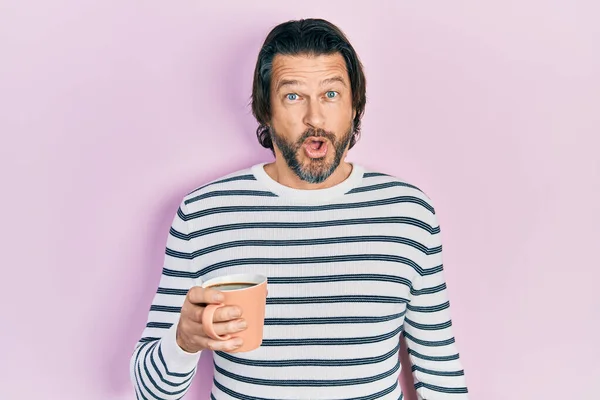 中世の白人男性コーヒーを飲んで怖いと驚きのために口を開けて驚いて 不信の顔 — ストック写真
