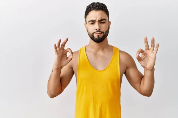 Jovem Homem Bonito Com Barba Sobre Fundo Isolado Relaxar Sorrir — Fotografia de Stock