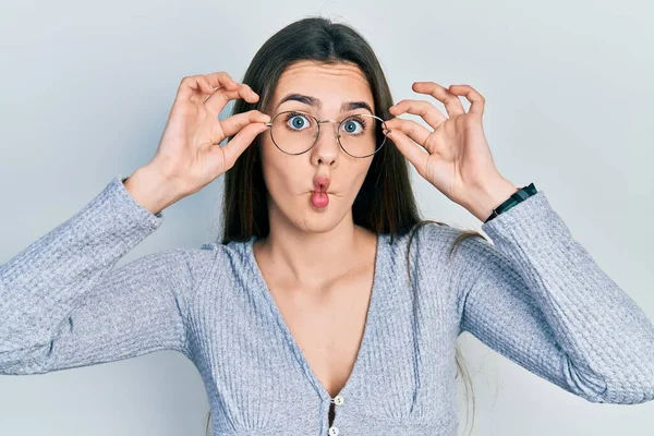Jovem Morena Adolescente Vestindo Óculos Fazendo Cara Peixe Com Boca — Fotografia de Stock