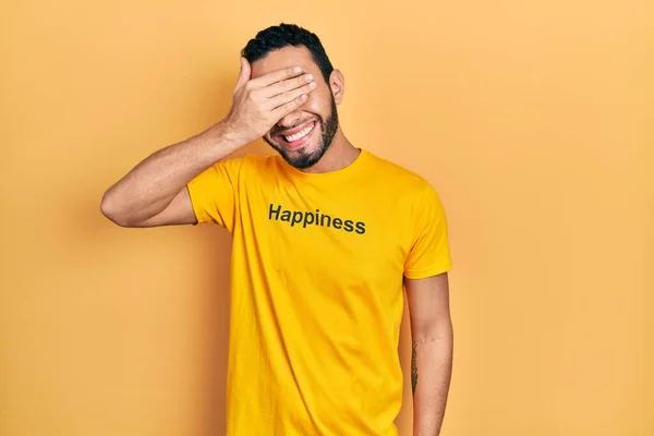 Ein Spanischer Mann Mit Bart Trägt Ein Shirt Mit Glückwunschbotschaft — Stockfoto