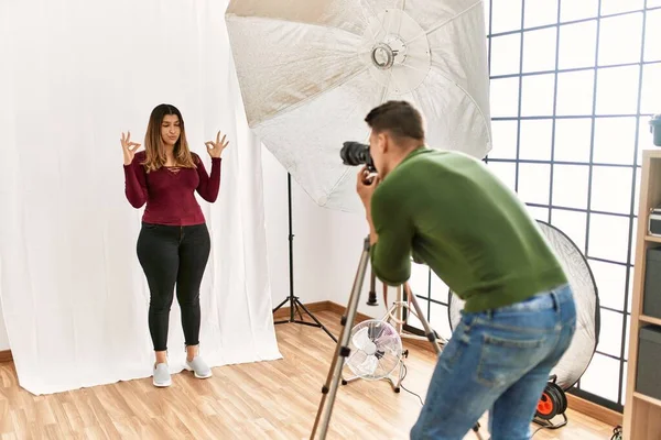 Jonge Vrouw Fotostudio Ontspannen Glimlachen Met Gesloten Ogen Doen Meditatie — Stockfoto