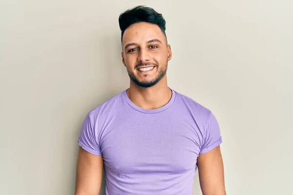 Jeune Homme Arabe Portant Des Vêtements Décontractés Avec Sourire Heureux — Photo