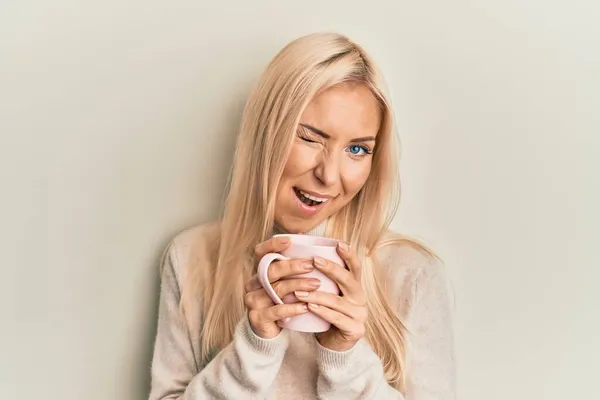 Mladá Blondýna Žena Pije Šálek Kávy Mrkání Kameru Sexy Výraz — Stock fotografie