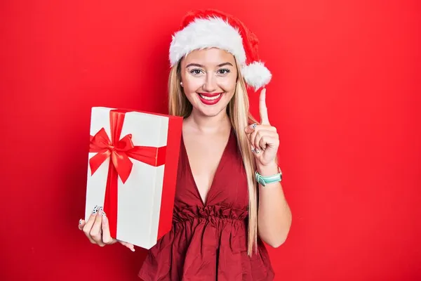 Jovem Loira Vestindo Chapéu Natal Segurando Presentes Sorrindo Com Uma — Fotografia de Stock