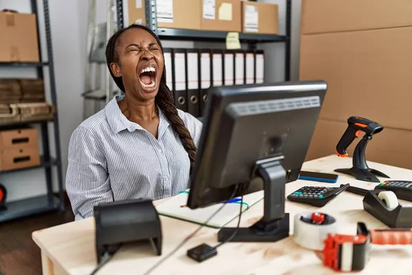 Αφρικανή Που Δουλεύει Μικρές Επιχειρήσεις Θυμωμένη Και Θυμωμένη Ουρλιάζοντας Απογοητευμένη — Φωτογραφία Αρχείου