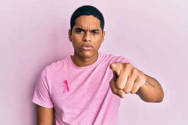 Mladý Pohledný Hispánec Růžové Stužce Proti Rakovině Košili Ukazující Prstem — Stock fotografie
