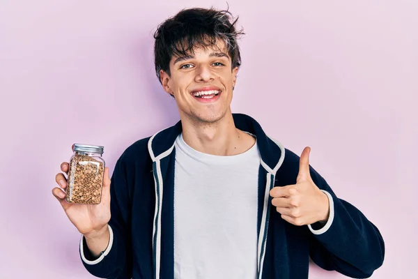 Bonito Hipster Jovem Segurando Tigela Lentilhas Sorrindo Feliz Positivo Polegar — Fotografia de Stock