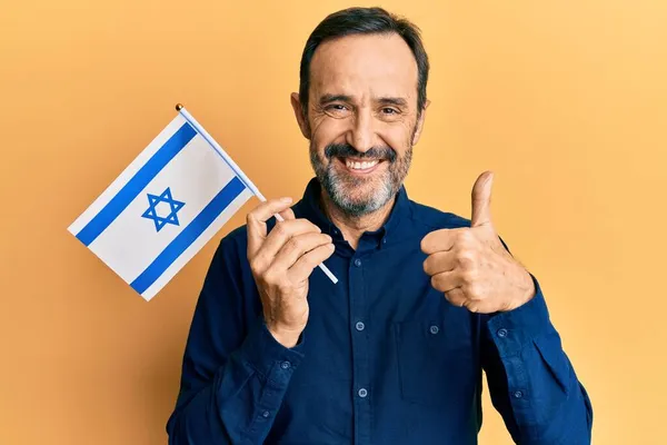 Medelålders Hispanic Man Håller Israel Flagga Ler Glad Och Positiv — Stockfoto