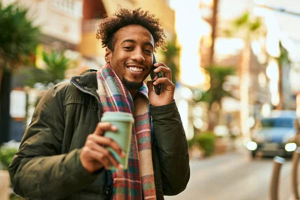 Mladý Africký Američan Mluví Smartphone Pití Kávy Městě — Stock fotografie