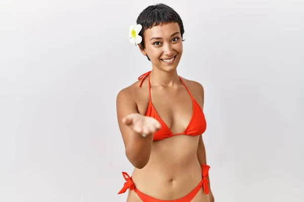 Jeune Femme Hispanique Aux Cheveux Courts Portant Bikini Souriant Gai — Photo