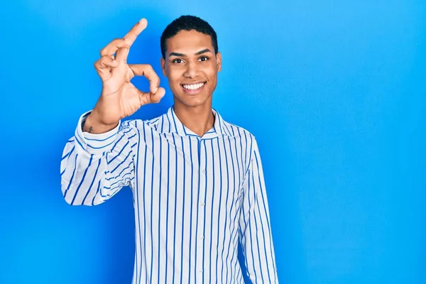 Молодий Афроамериканець Одягнений Повсякденний Одяг Усміхається Робить Знак Руками Пальцями — стокове фото