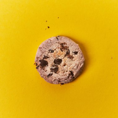  Sarı arka planda lezzetli çikolatalı kurabiye.