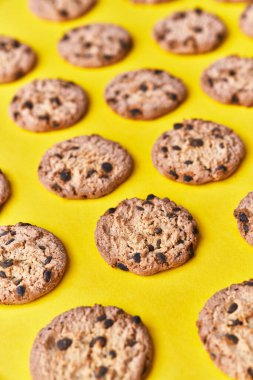  Sarı arka planda lezzetli çikolatalı kurabiyeler.