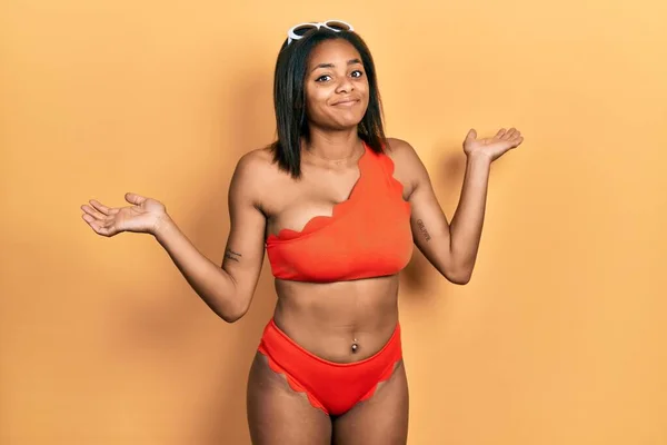 Ung Afrikansk Amerikansk Flicka Med Bikini Ledtrådar Och Förvirrat Uttryck — Stockfoto