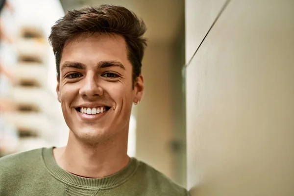 Joven Hispano Sonriendo Feliz Pie Ciudad — Foto de Stock