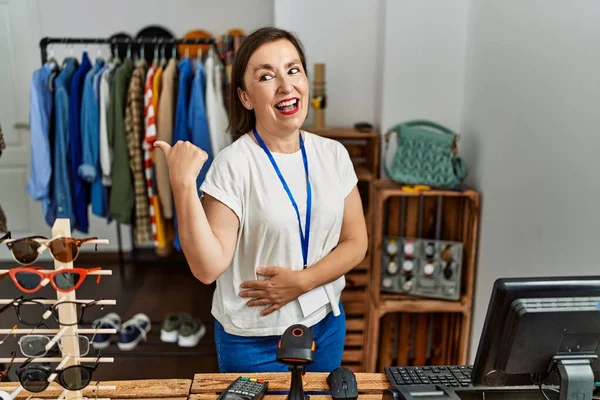 Mulher Hispânica Meia Idade Bonita Trabalhando Como Gerente Boutique Varejo — Fotografia de Stock