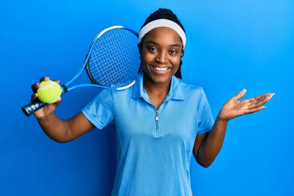 Afro Amerikaanse Vrouw Met Gevlochten Haar Spelen Tennis Holding Racket — Stockfoto