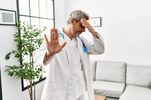 Middle Age Hispanic Man Wearing Doctor Uniform Stethoscope Waiting Room — Photo