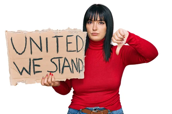 Junge Hispanische Frau Vereint Halten Wir Banner Mit Wütendem Gesicht — Stockfoto