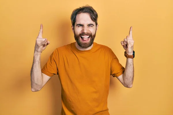 Caucasian Man Beard Wearing Casual Yellow Shirt Shouting Crazy Expression — Stock Photo, Image