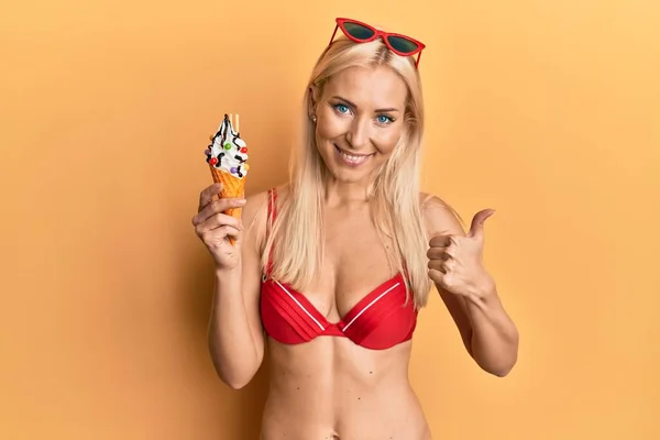 Ung Blond Kvinna Bikini Med Glass Leende Glad Och Positiv — Stockfoto
