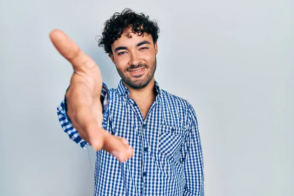 Молодий Іспаномовний Чоловік Повсякденному Одязі Посміхається Доброзичливо Пропонуючи Рукостискання Привітання — стокове фото