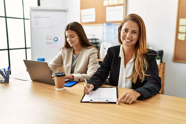 Trabajadores Negocios Madre Hija Sonriendo Confiados Trabajando Oficina —  Fotos de Stock