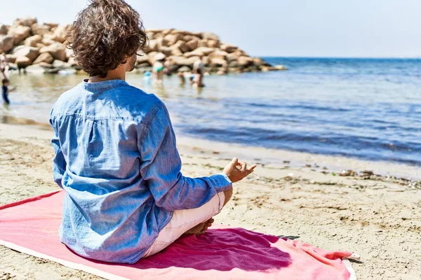 Joven Hispano Relajado Haciendo Yoga Sentado Arena Playa — Foto de Stock