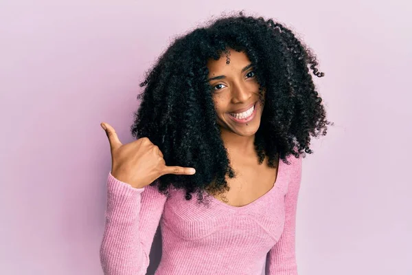 Afro Amerikaanse Vrouw Met Afrohaar Casual Roze Shirt Glimlachend Telefoongebaar — Stockfoto
