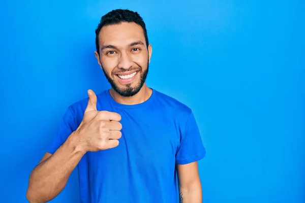 Hispanic Man Med Skägg Bär Casual Blå Shirt Gör Glada — Stockfoto